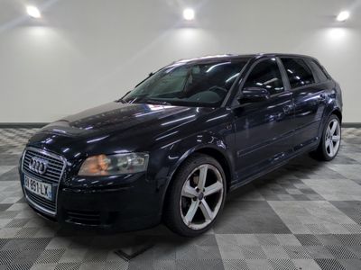 une image d'une audi wagon noire garée dans un garage