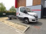 un camion blanc garé devant un bâtiment