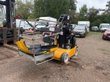 un chariot élévateur à fourche qui est assis dans la terre