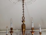 un lustre suspendu au plafond