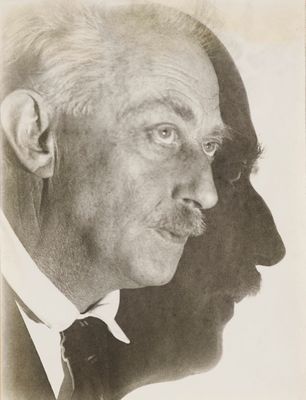 une vieille photo en noir et blanc représentant un homme et une femme