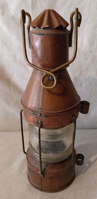 une lanterne ancienne en cuivre avec un dôme en verre sur fond blanc