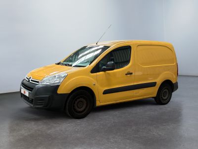 La camionnette jaune est garée dans une grande pièce blanche.