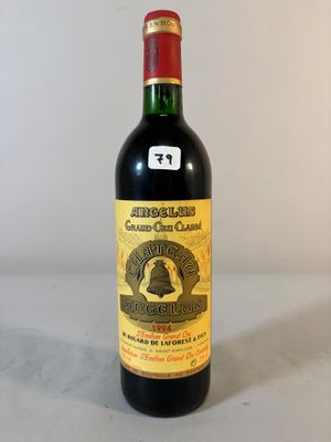 une bouteille de vin posée sur une table