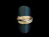 un gros plan d'une bague posée sur une surface noire, avec un fond noir