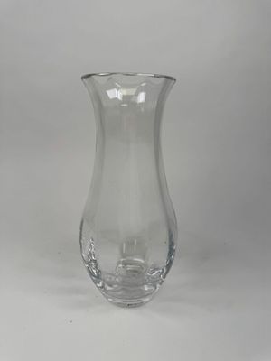 un vase en verre posé sur une table