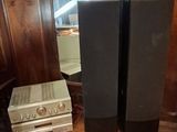deux haut-parleurs posés sur une table en bois