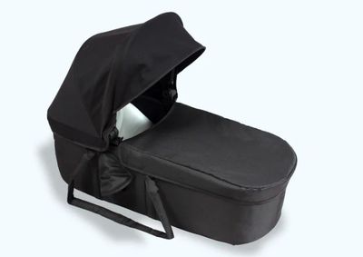 une poussette noire vide, ornée d'un nœud noir sur la poignée