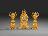 une horloge en or posée sur une table, à côté de deux vases