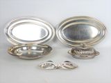 deux assiettes et cuillères plaquées argent sur un fond blanc