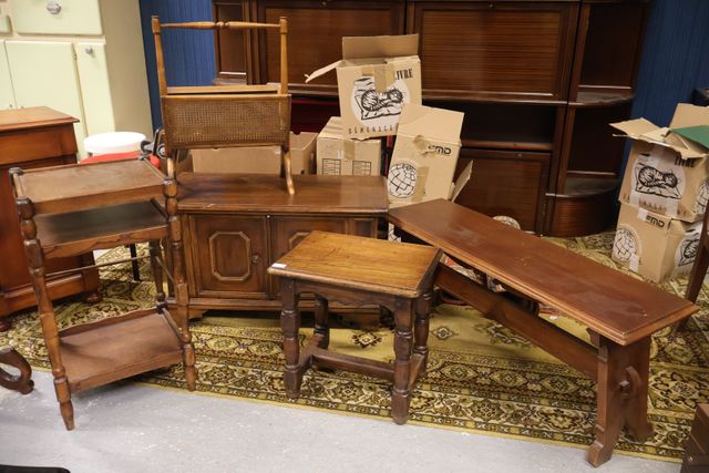 Lot de petit mobilier de style rustique :  meuble à deux portes f...
