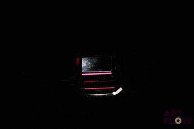 l'image noire d'un téléviseur dans l'obscurité