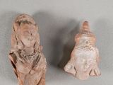 une paire de figurines en argile représentant une femme et un homme