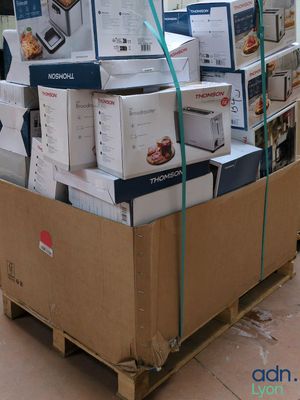 plusieurs boîtes empilées sur une palette