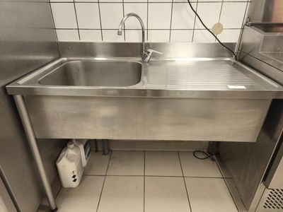 un évier en acier inoxydable dans le coin d'une cuisine
