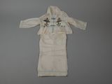 une image représentant une robe blanche ornée de motifs bleus et verts