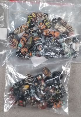 plein de boutons dans un sac posé sur une table