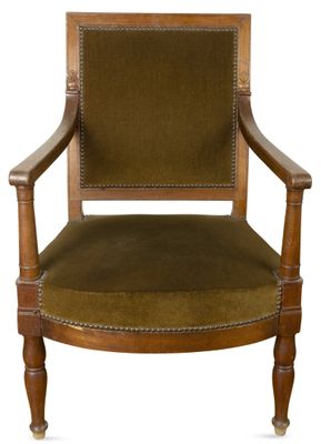 une vieille chaise en bois dont l'assise est recouverte de velours vert