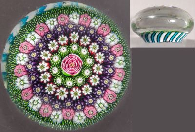une photo d'un objet en verre orné d'un motif floral