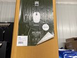 une boîte de papier toilette posée sur une étagère dans un magasin