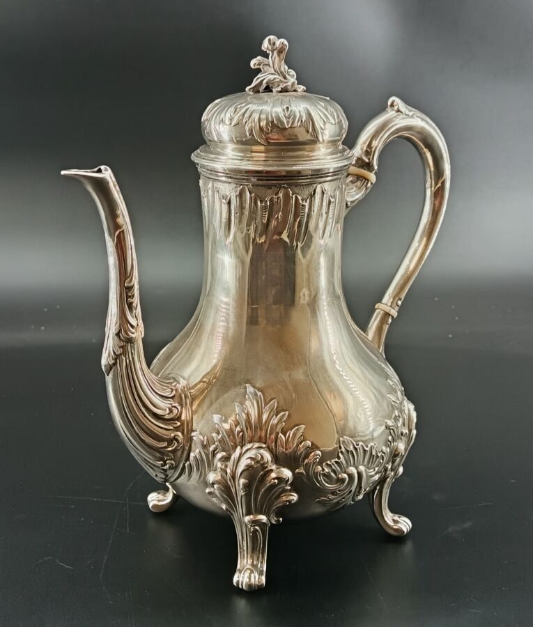 Théière en argent. 614 grs