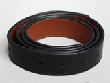 un gros plan sur une ceinture noire avec une boucle marron