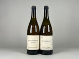 deux bouteilles de vin posées l'une à côté de l'autre sur une table