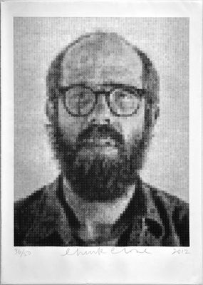 une vieille photo en noir et blanc d'un homme à lunettes et barbu