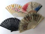 Plusieurs types de ventilateurs sont exposés sur une surface blanche