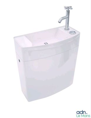 une photo d'un lavabo blanc et d'un robinet