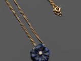 un collier avec un pendentif en forme de fleur, serti de saphirs et de diamants