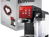 une photo d'une machine à café avec une boîte de café posée devant