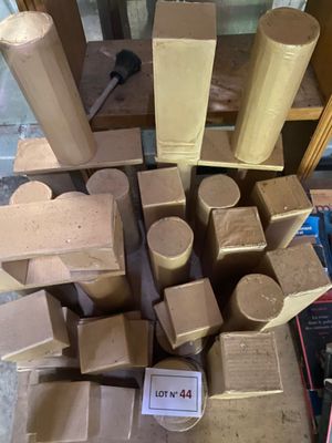 une pile de blocs en carton posée sur une table