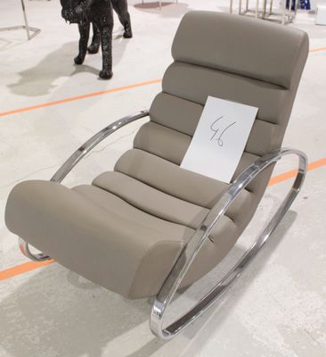 un fauteuil inclinable sur lequel est accrochée une pancarte, dans un showroom