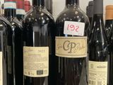 plusieurs bouteilles de vin sont alignées sur une étagère