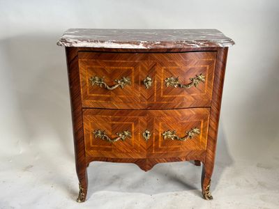 une image d'une commode en bois avec un plateau en marbre