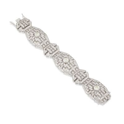 gros plan d'un bracelet en diamant sur fond blanc
