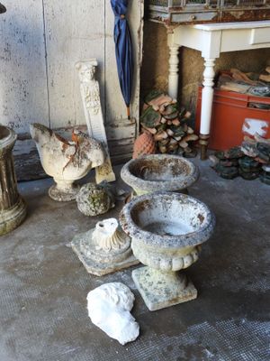 de nombreuses œuvres d'art qui traînent par terre