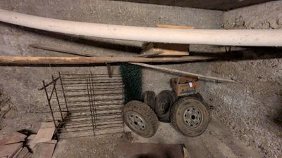 une photo d'une pièce où se trouvent de nombreux outils