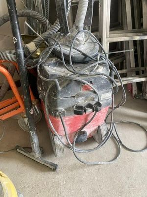 une pile d'outils posés sur le sol