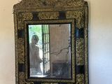 un miroir accroché au mur d'une pièce