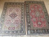 deux tapis accrochés au mur l'un à côté de l'autre