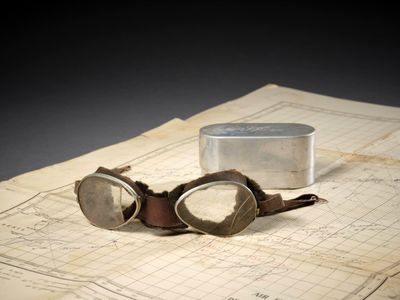 une paire de lunettes de protection posée sur une feuille de papier