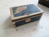 une petite boîte en bois avec un poisson dessus