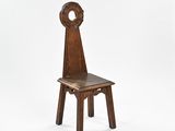 une vieille chaise en bois avec une assise en bois sur fond blanc