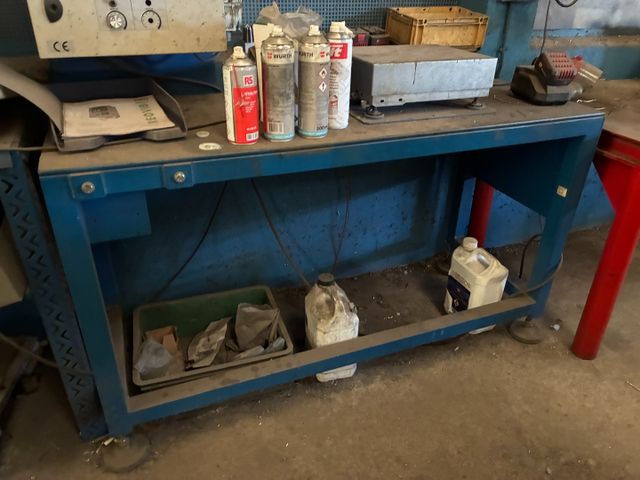 2 tables de travail métalliques