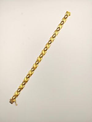 un bracelet en or avec une chaîne sur fond blanc