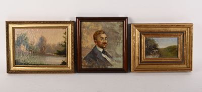 trois tableaux encadrés représentant un homme en costume et une femme en robe