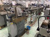 de nombreuses machines qui fonctionnent ensemble dans une usine
