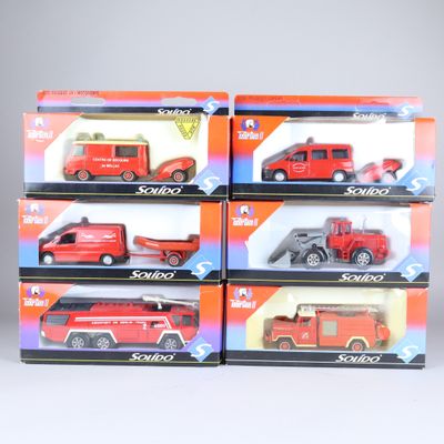 quatre camions rouges miniatures sont empilés les uns sur les autres